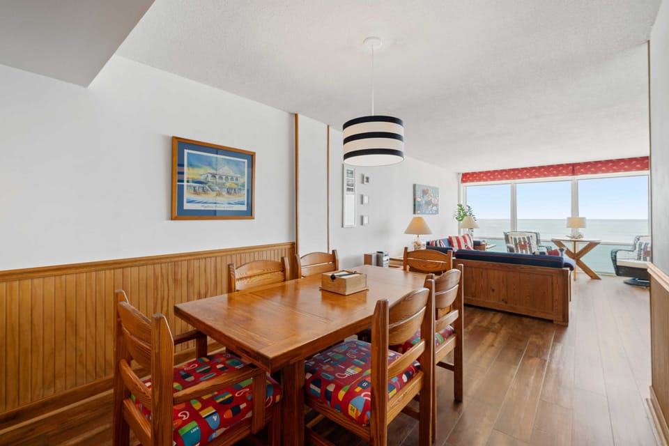 Dining Area - Seating for 6 people