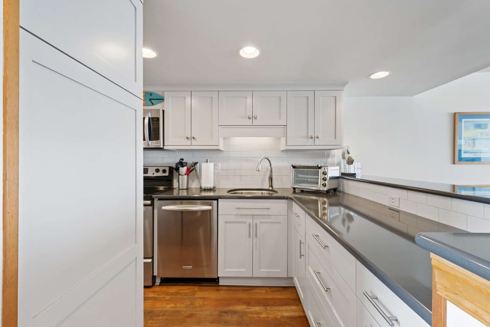 Updated Kitchen - Newly renovated, fully equipped kitchen with stainless steel appliances and quartz countertops