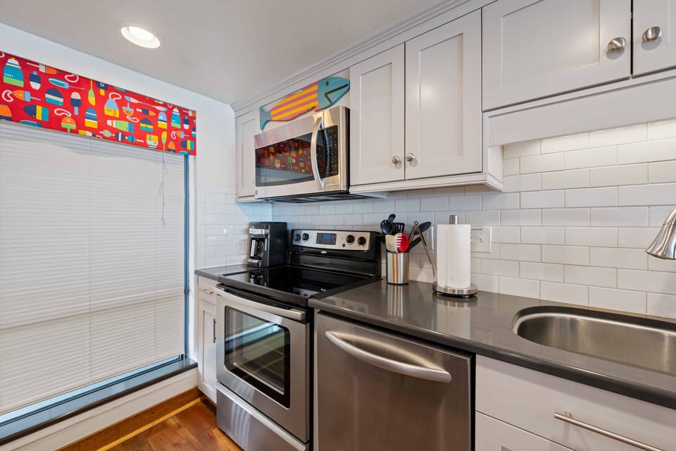 Updated Kitchen - Newly renovated, fully equipped kitchen