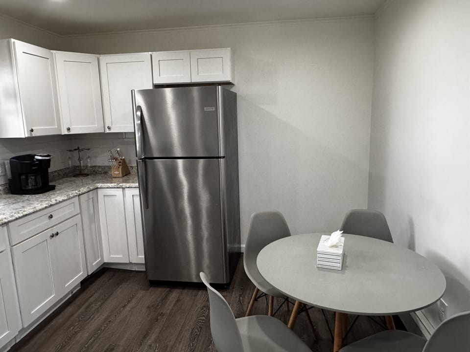 House, 4 Bedrooms | Private kitchen | Fridge, oven, coffee/tea maker, toaster