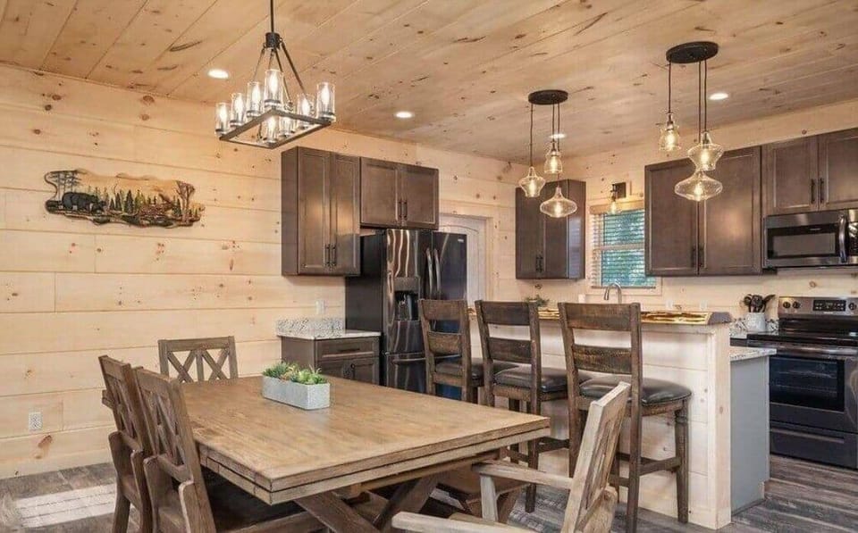 Cabin, 3 Bedrooms | Dining