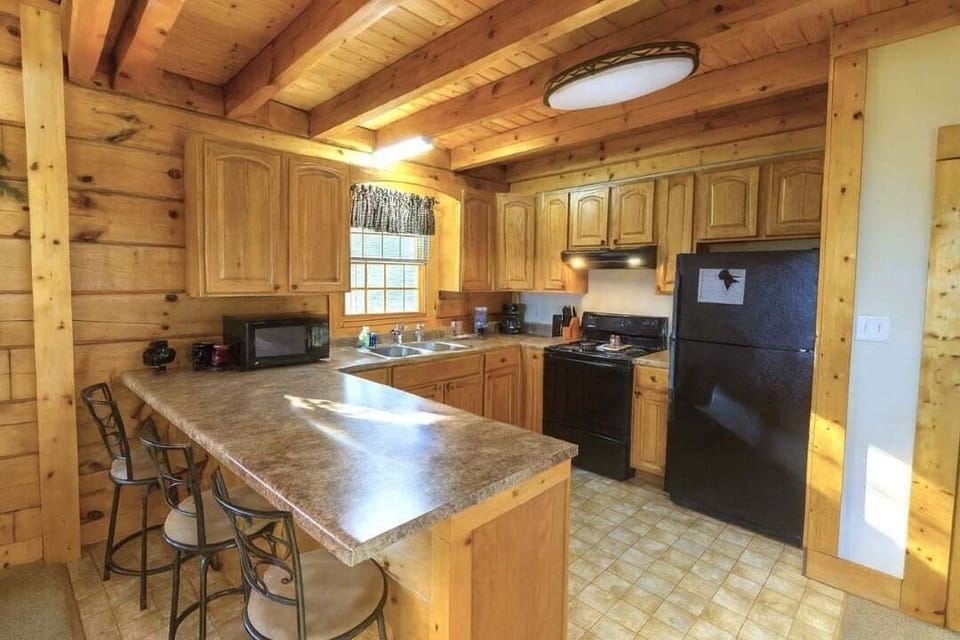 Cabin, 3 Bedrooms | Private kitchen | Coffee/tea maker, fridge, oven, toaster