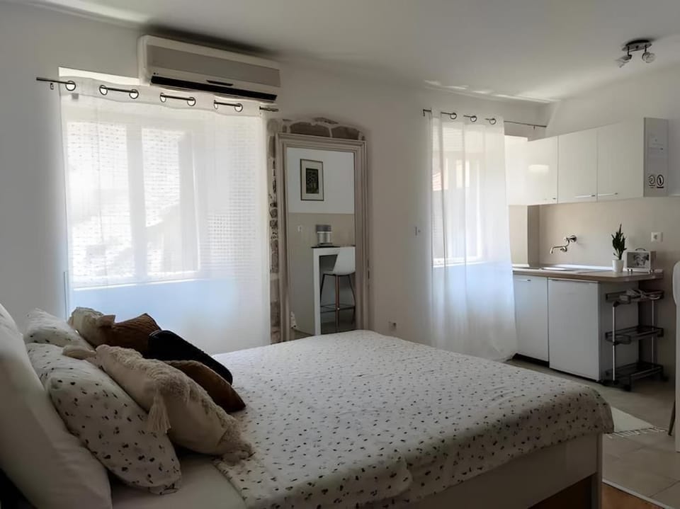 Classic Apartment, City View | Desk, laptop workspace, free WiFi