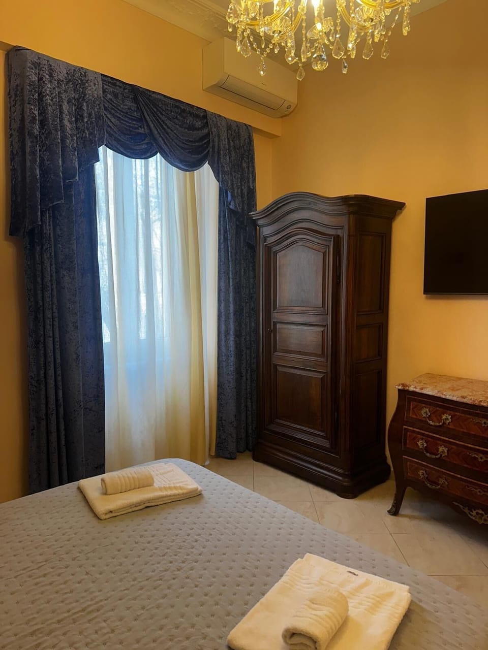 Desk, blackout drapes, soundproofing, free WiFi