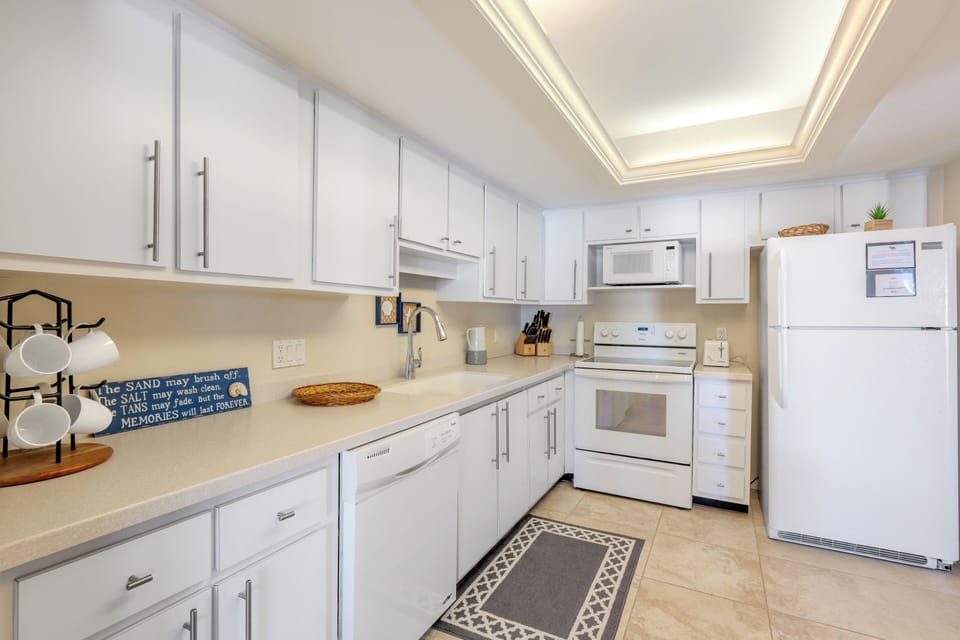 Wonderful kitchen with lots of storage!
