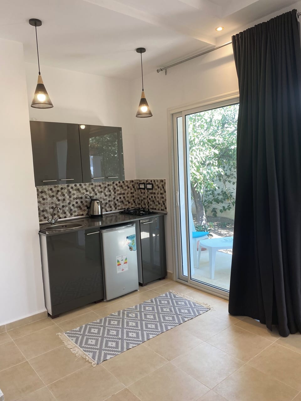 Standard Studio Suite, Garden View | Private kitchen
