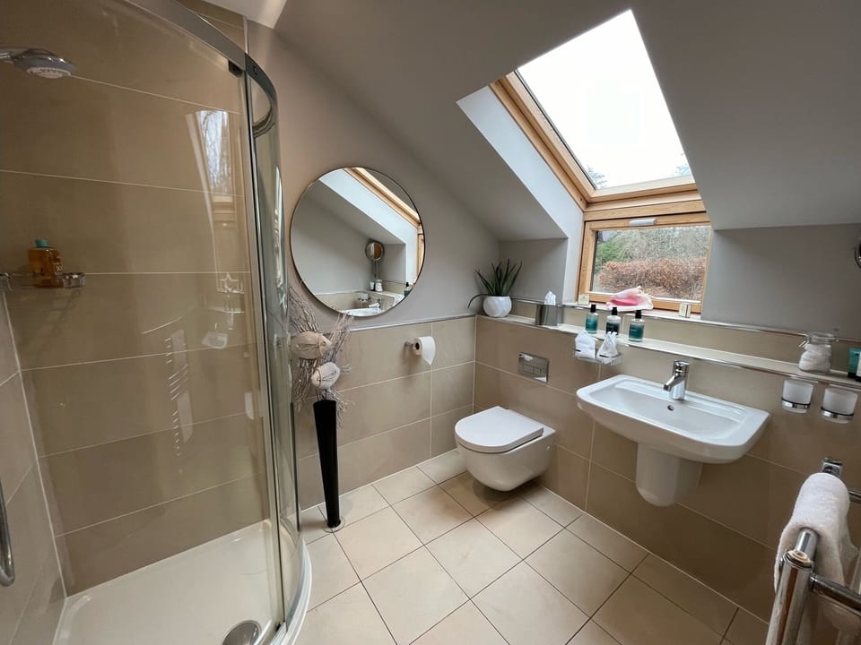 Deluxe Double Room, Garden View | Bathroom | Shower, free toiletries, hair dryer, slippers