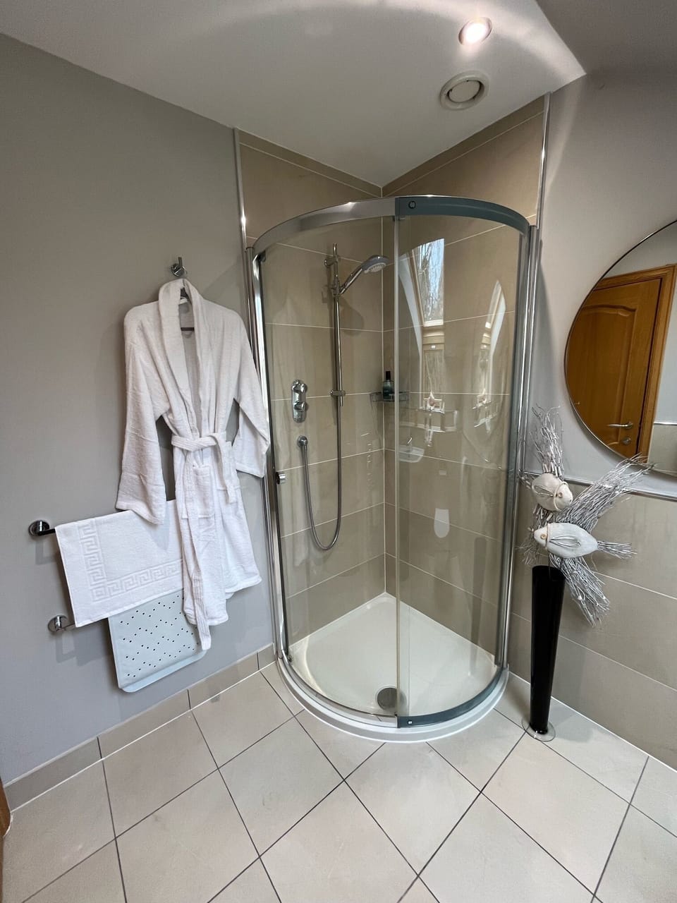 Deluxe Double Room, Garden View | Bathroom | Shower, free toiletries, hair dryer, slippers