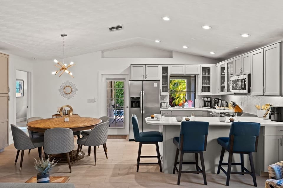 Gather ‘round! Whether it’s a home-cooked meal or a casual breakfast, the kitchen and dining area offer comfy seating for 9—plenty of room for good food and great conversation.