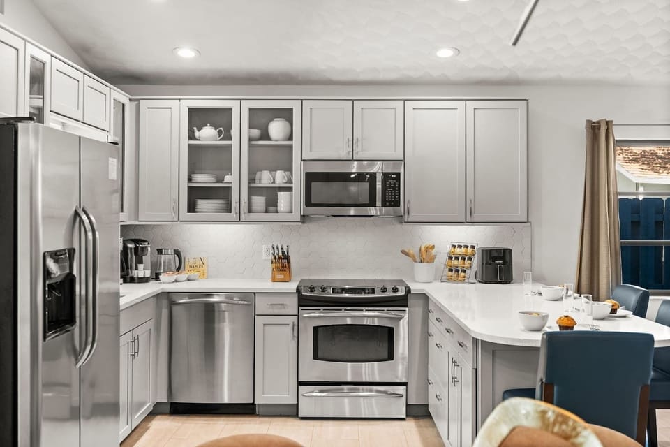 A kitchen ready for your inner chef… or just for grabbing snacks before heading out to Naples’ incredible dining scene. Cook, dine out, or mix a little of both—it’s all part of the experience!