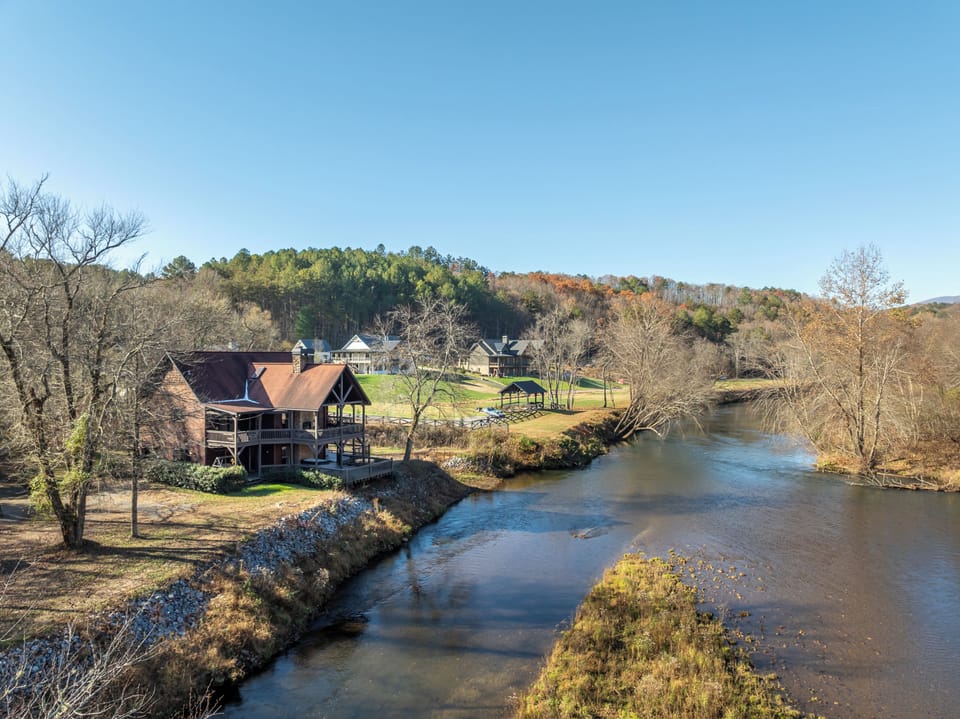 Quiet getaway tucked along the banks of the river.