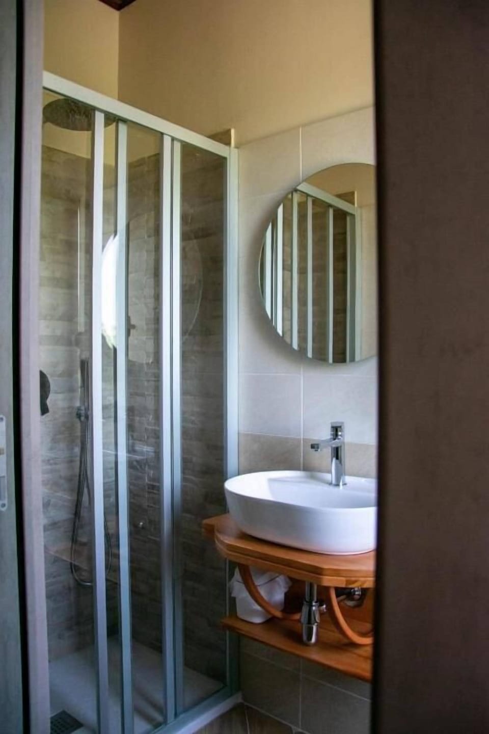 Twin Room, Courtyard View | Bathroom