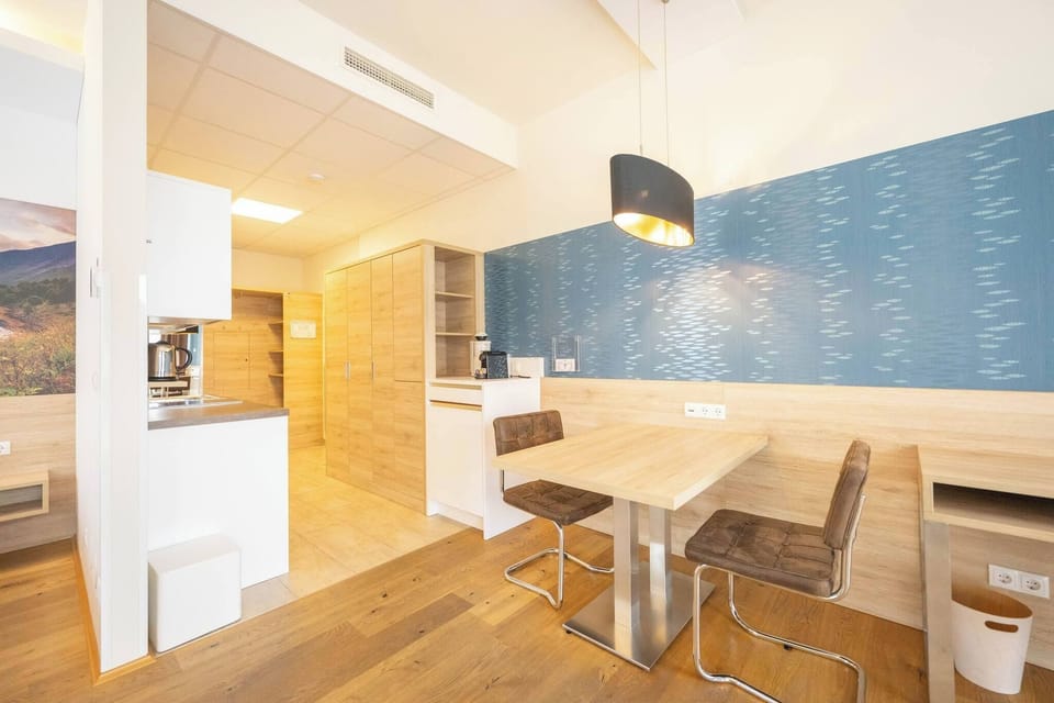 Apartment, 1 Bedroom, Accessible, Smoking | Dining room
