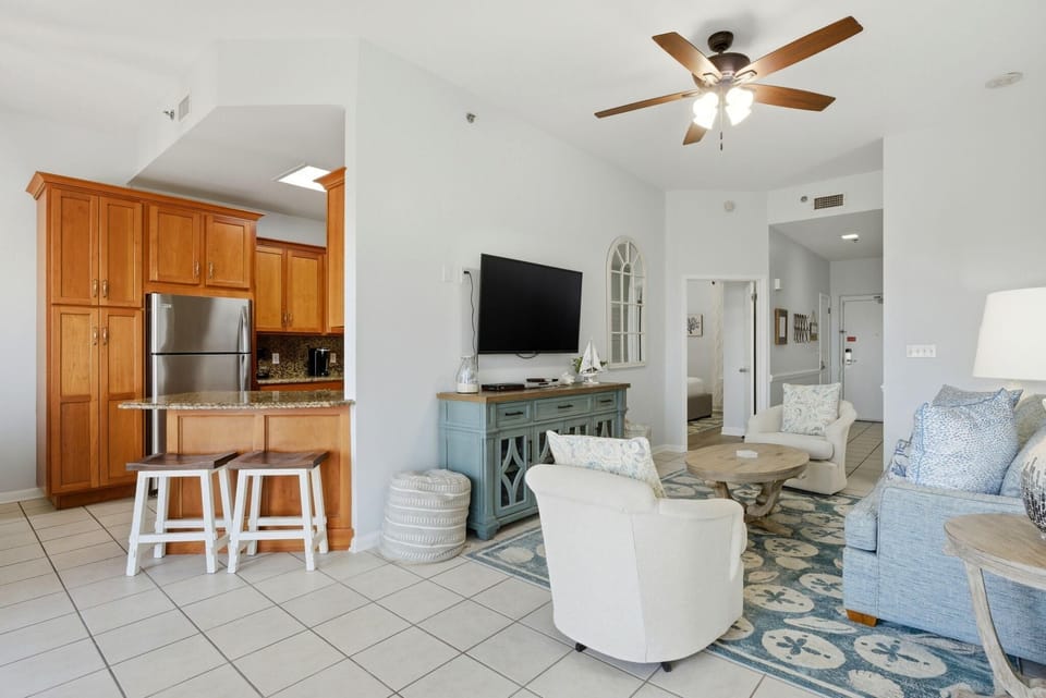 Condo, 1 King Bed with Sofa bed (Phoenix 6 102) | Living area