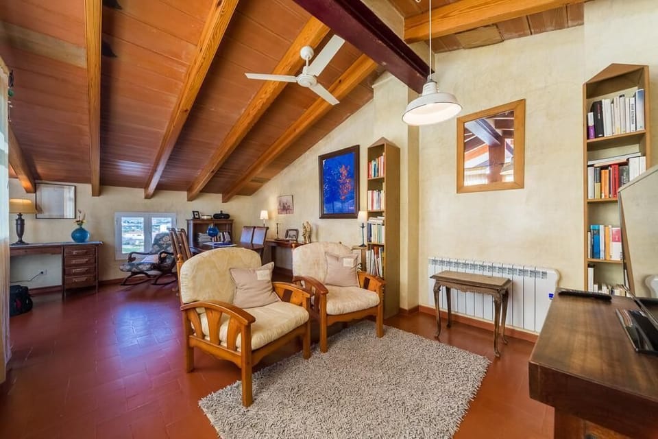 Family Studio Suite, Hill View | Living area