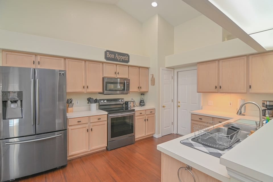 KITCHEN: Bright Kitchen with Vaulted Ceilings and Stainless Steel Appliances