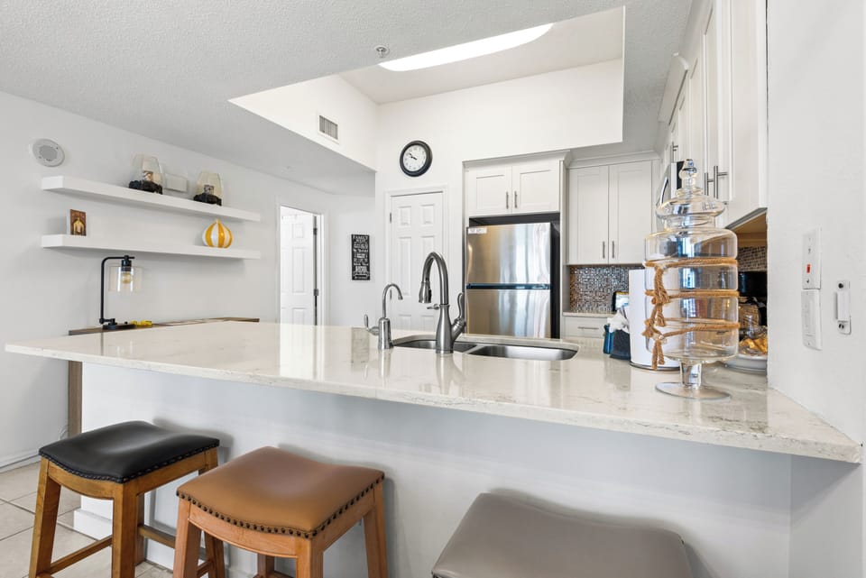 Eat-in kitchen bar seating