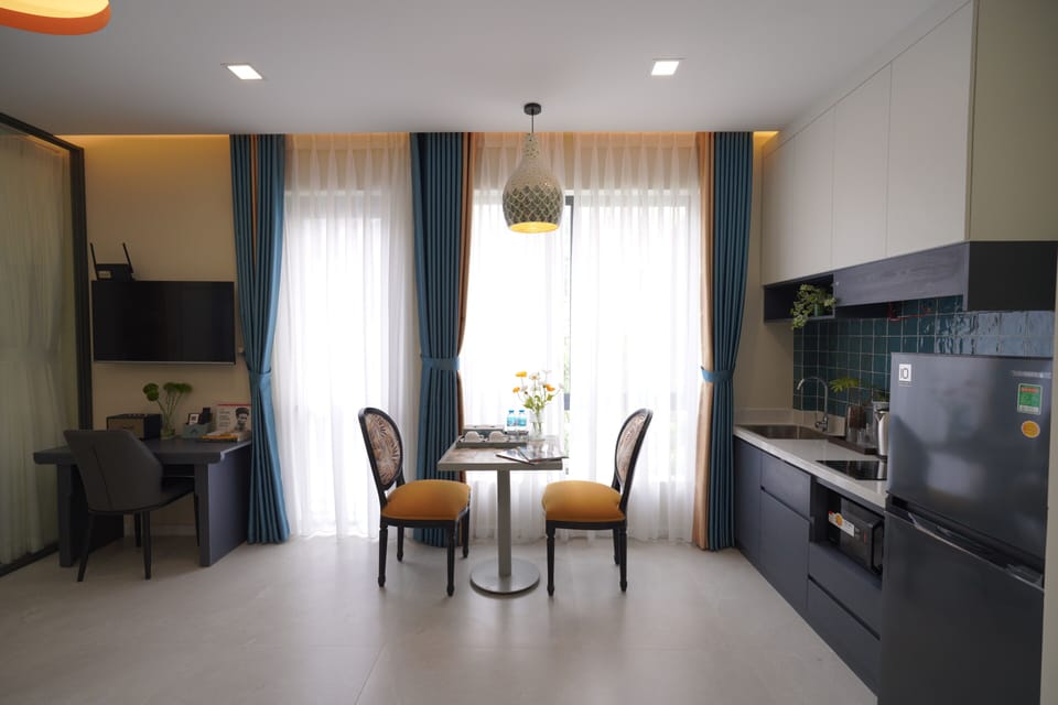Traditional Studio | In-room safe, individually decorated, desk, laptop workspace