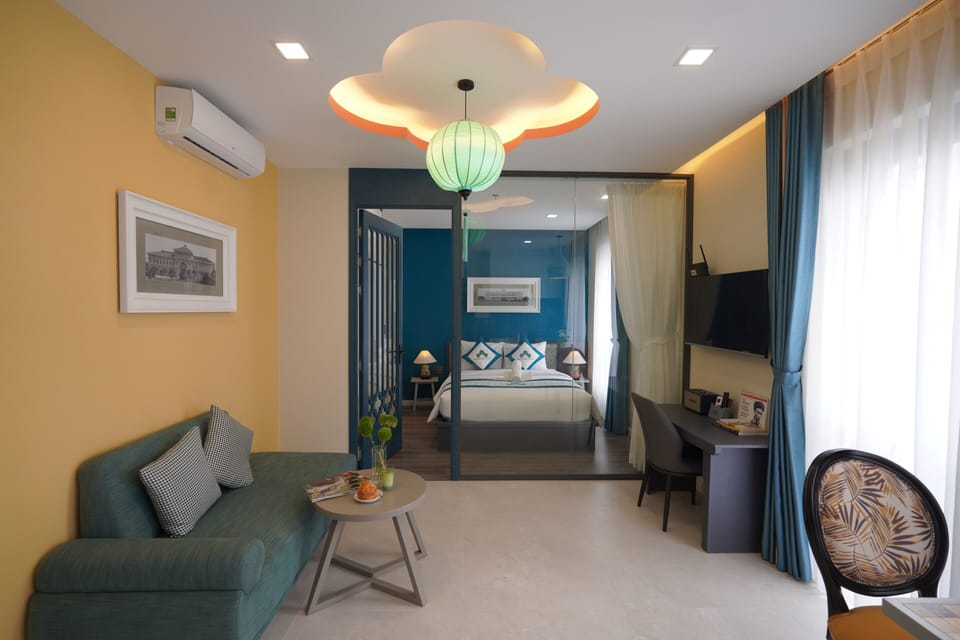 Traditional Studio | In-room safe, individually decorated, desk, laptop workspace