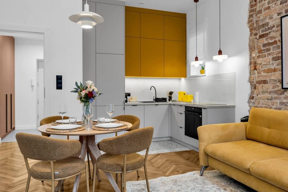 Modern Kitchen with Built-in Appliances, Coffee Machine, Dishwasher and Stylish Dining Area | Book Now with RENTUJEMY.COM