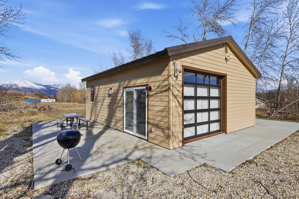 Barbecue space and Picnic table