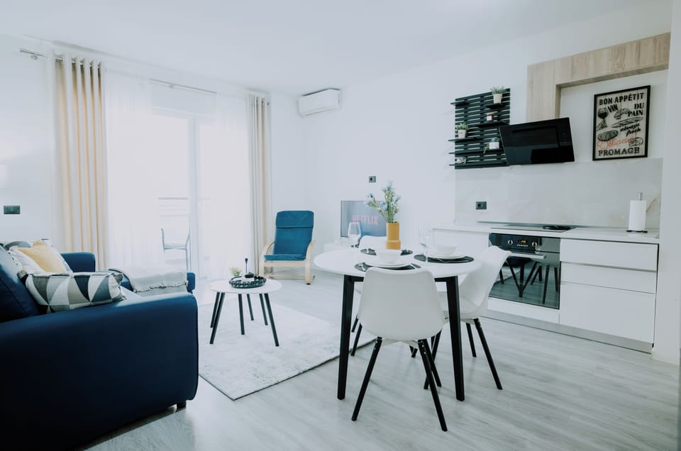 Panoramic Apartment, 2 Bedrooms, Balcony, City View | Living area | 40-inch TV with cable channels