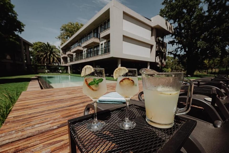 Toast the afternoon with refreshing cocktails by the water’s edge.