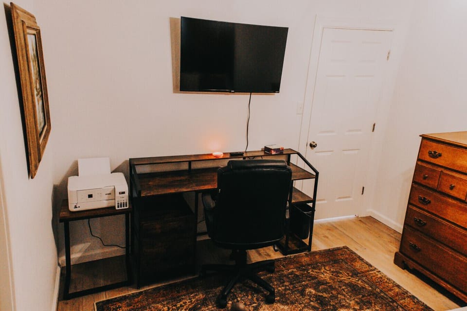 Dedicated office space in second bedroom + smart TV