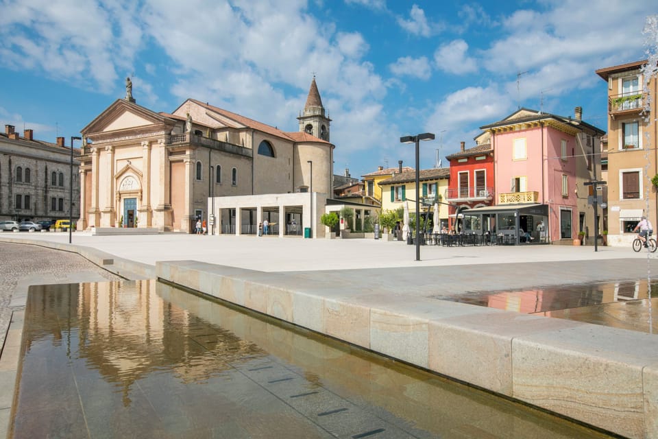 The center square in Peschiera del Garda with the Duomo