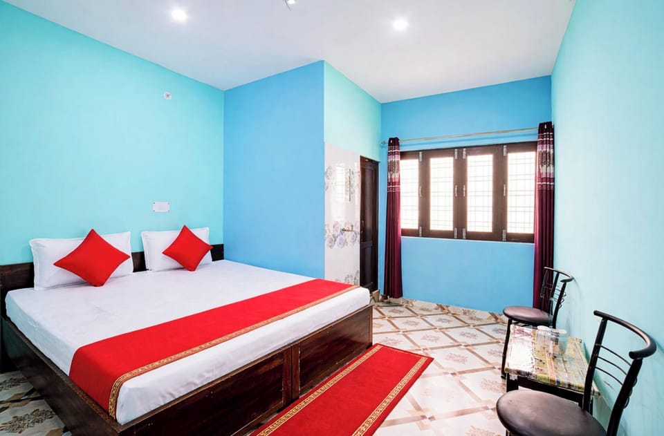 Hypo-allergenic bedding, desk, soundproofing, free WiFi