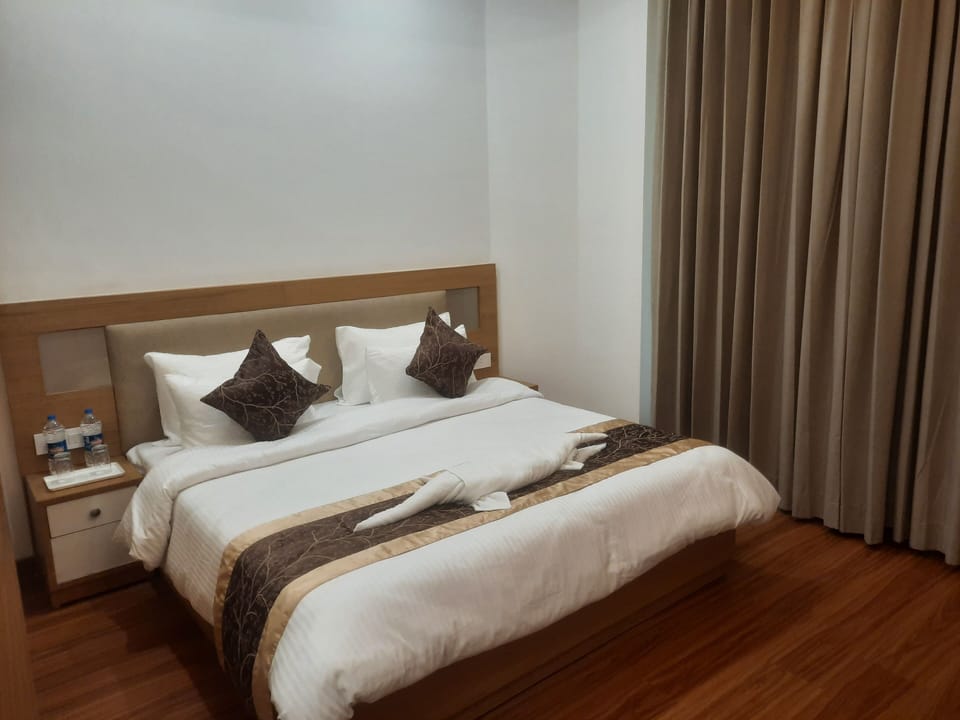 Deluxe Double or Twin Room, Park View | Minibar, in-room safe, desk, laptop workspace