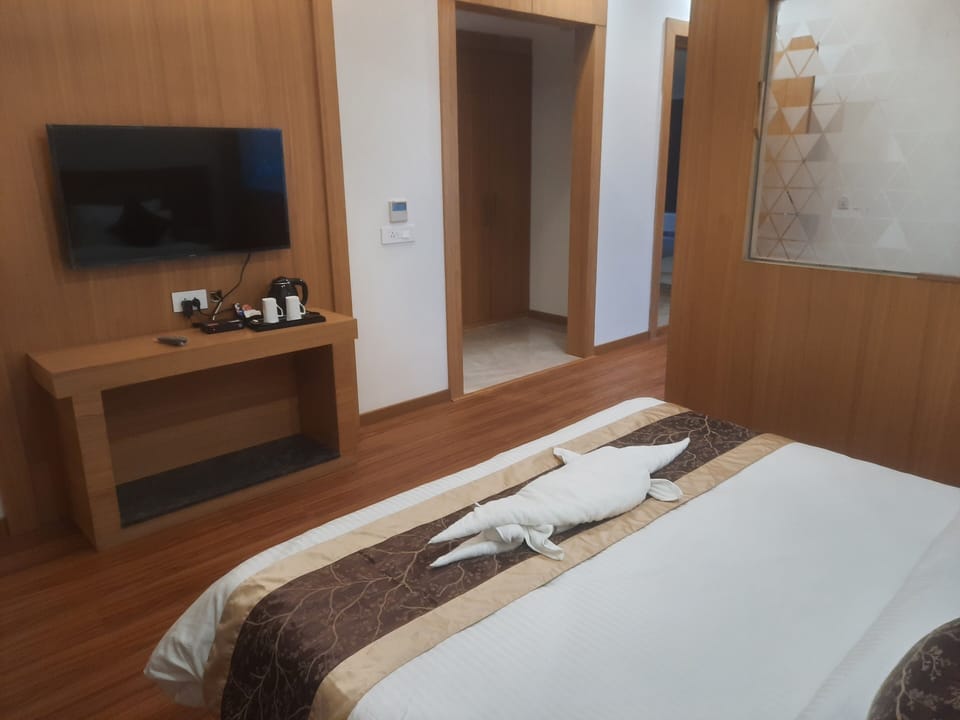 Deluxe Double or Twin Room, Park View | Minibar, in-room safe, desk, laptop workspace