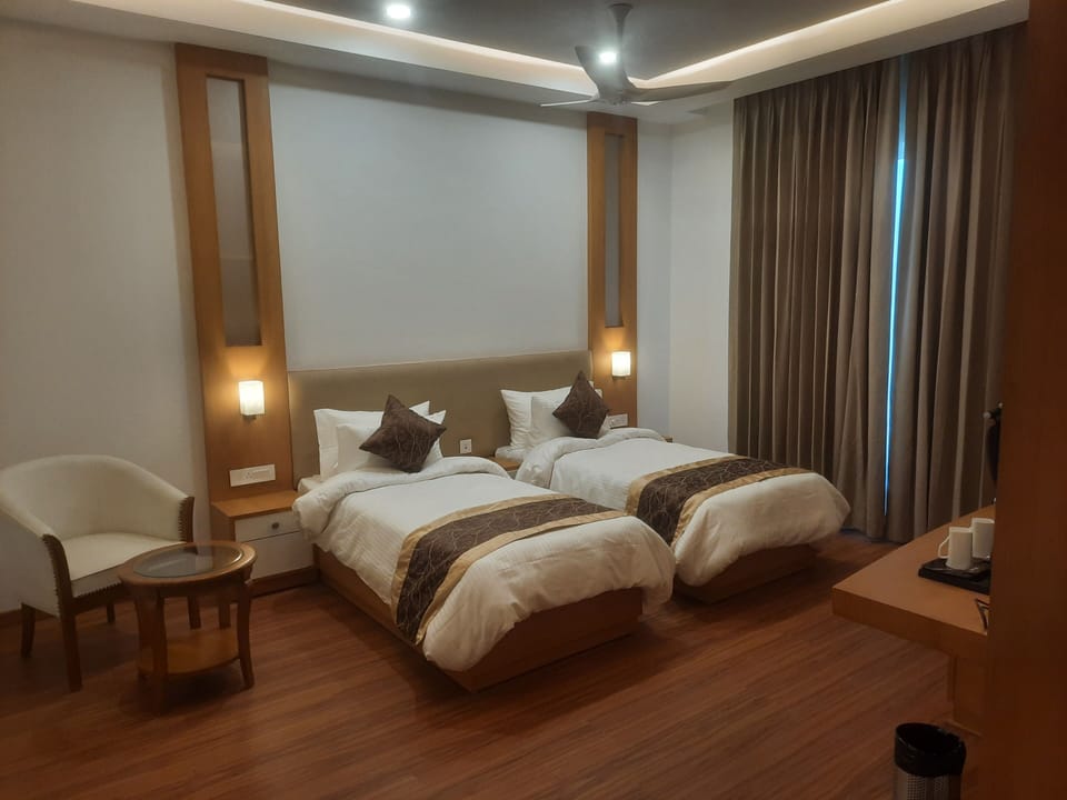 Deluxe Double or Twin Room, Park View | Minibar, in-room safe, desk, laptop workspace