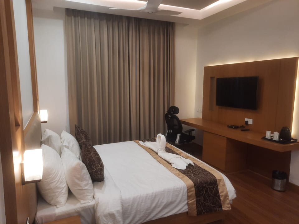 Deluxe Double or Twin Room, Park View | Minibar, in-room safe, desk, laptop workspace