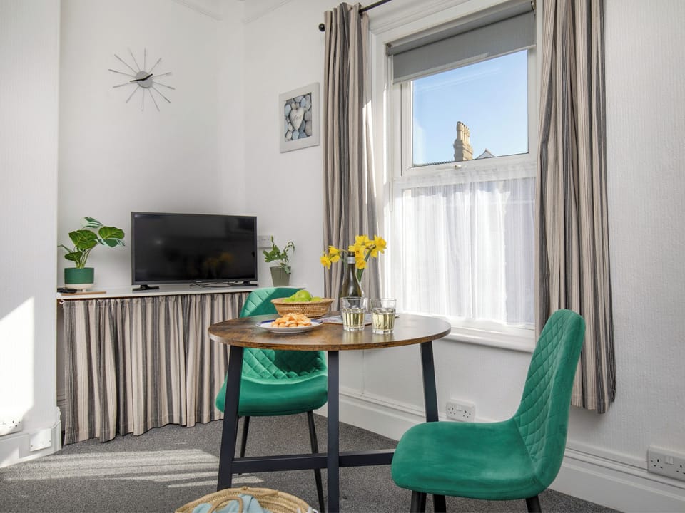 Dining Area | Tree Tops - Atherfield Apartments, Paignton