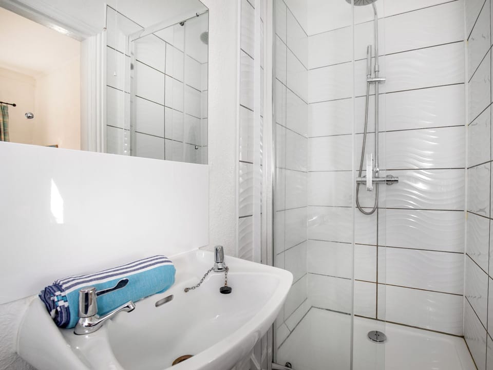 Bathroom | Tree Tops - Atherfield Apartments, Paignton
