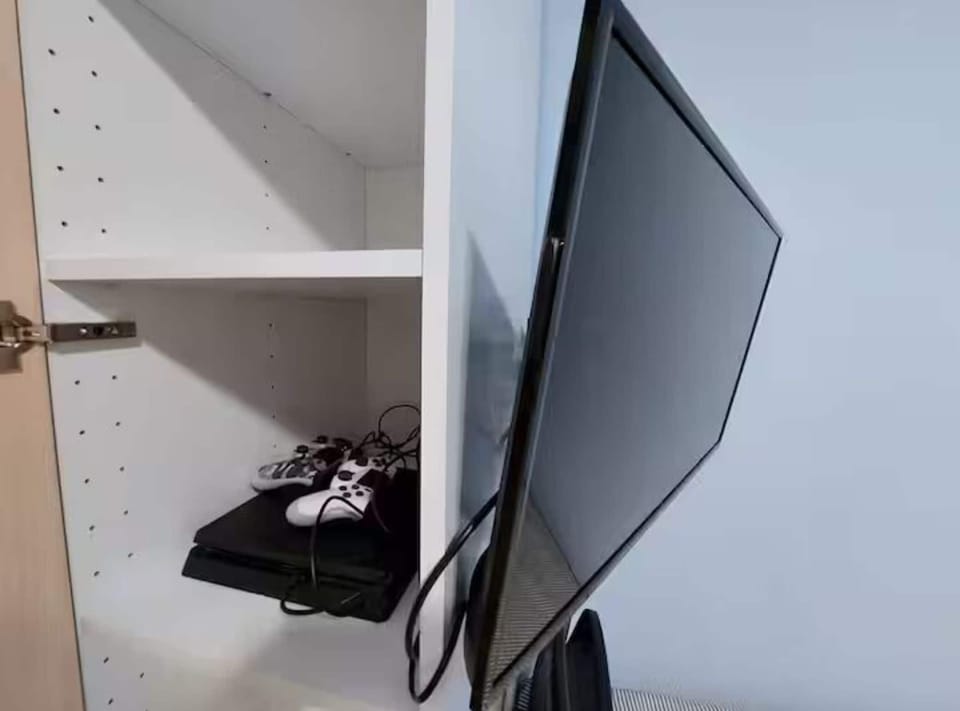House (Four bedroom Villa) | Living room | 32-inch flat-screen TV with cable channels