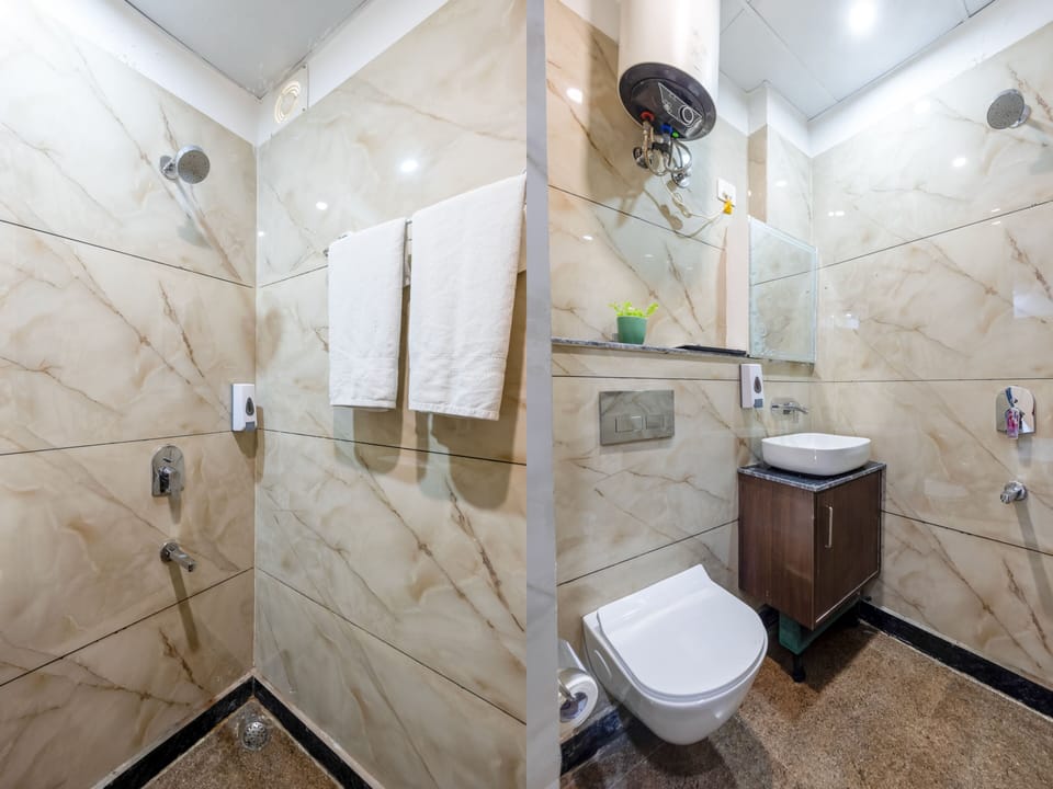 Deluxe Room | Bathroom | Shower, free toiletries, towels, soap