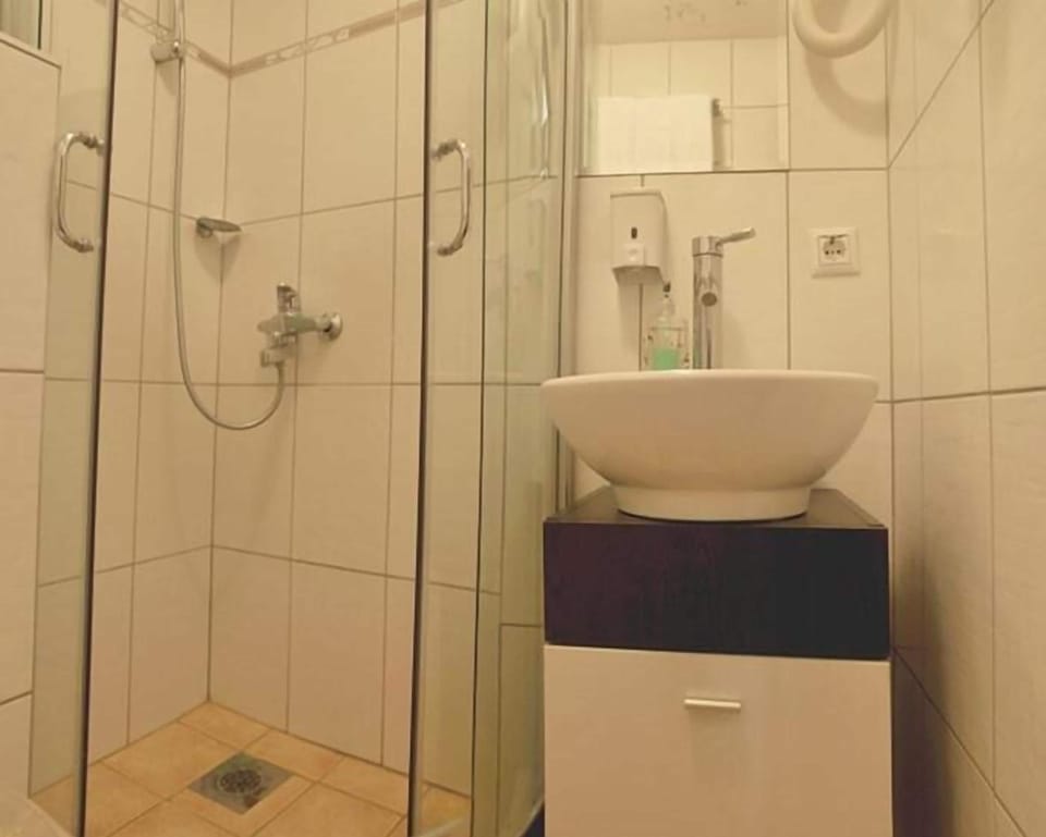 Basic Single Room, City View | Bathroom