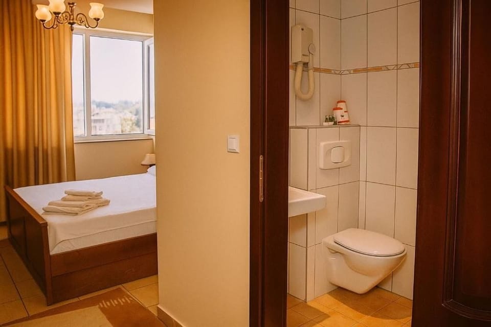 Comfort Double Room, Courtyard View | Bathroom | Bathtub, free toiletries, hair dryer, slippers