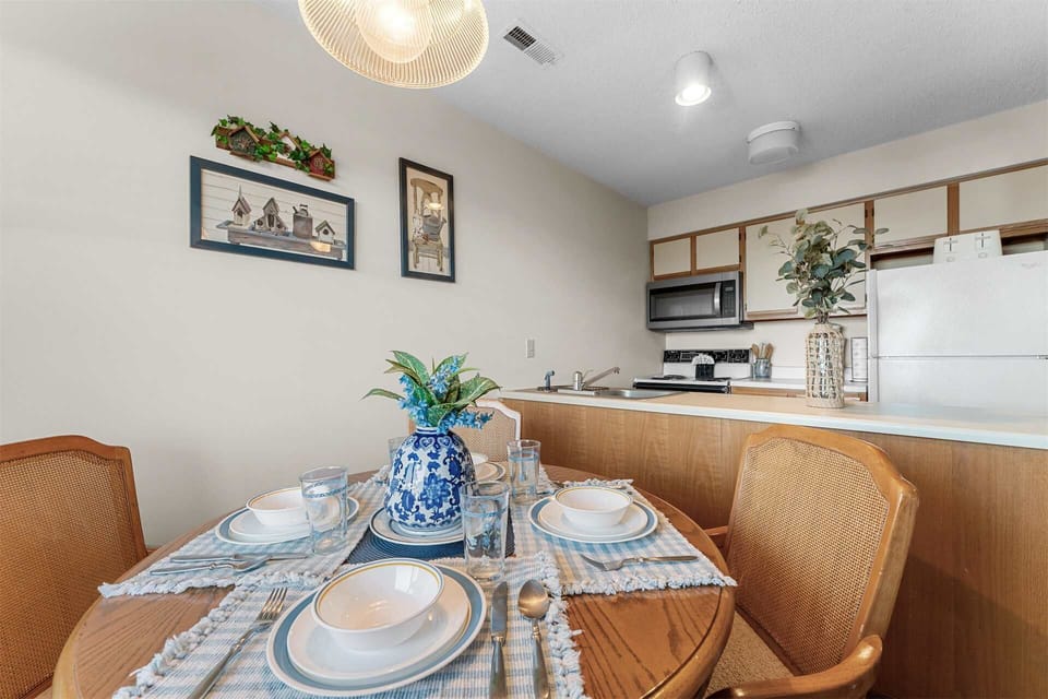 Condo, 1 Queen Bed with Sofa bed, Balcony (Little Treehouse on the Lake) | Dining