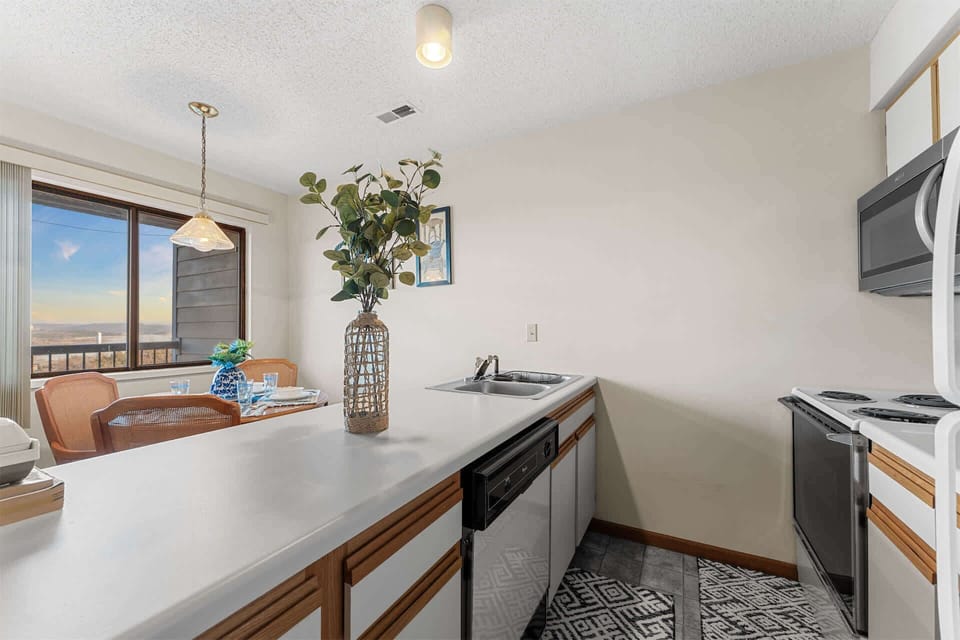 Condo, 1 Queen Bed with Sofa bed, Balcony (Little Treehouse on the Lake) | Private kitchen