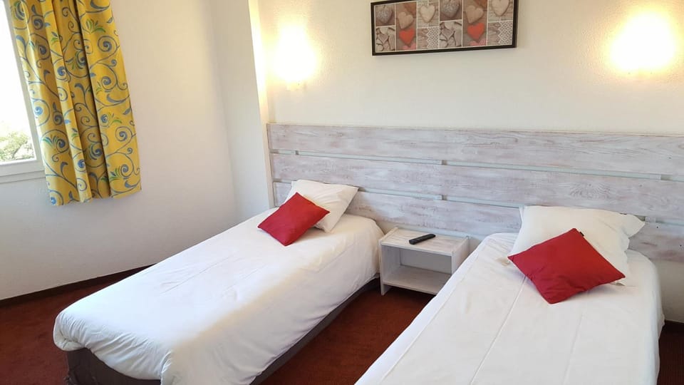Desk, cribs/infant beds, free WiFi, bed sheets