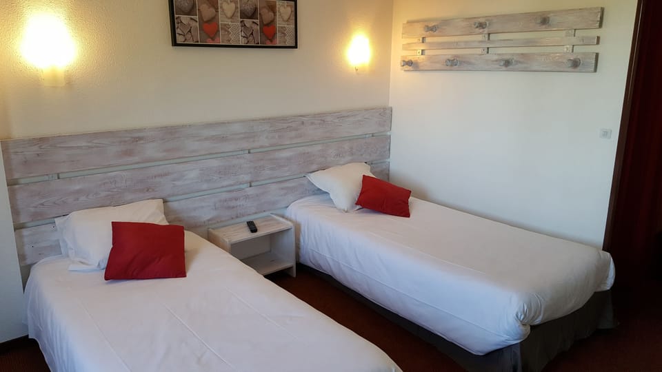 Twin Room | Desk, cribs/infant beds, free WiFi, bed sheets