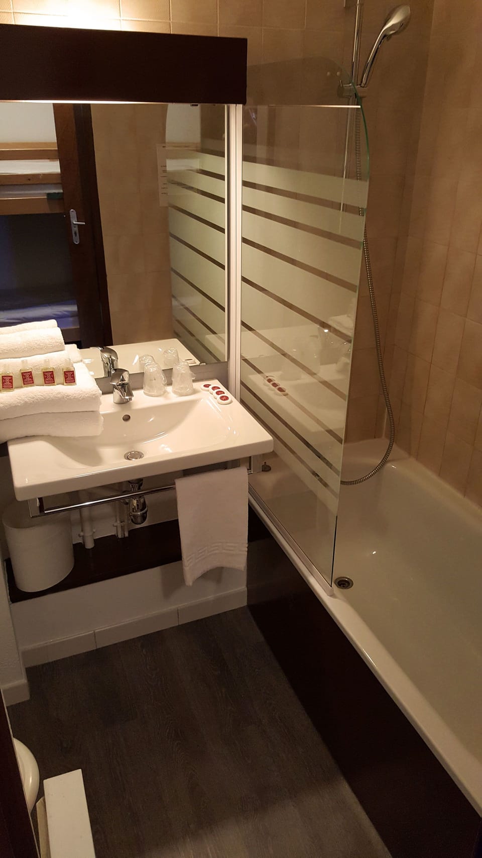 Twin Room | Bathroom | Free toiletries, hair dryer, towels, soap