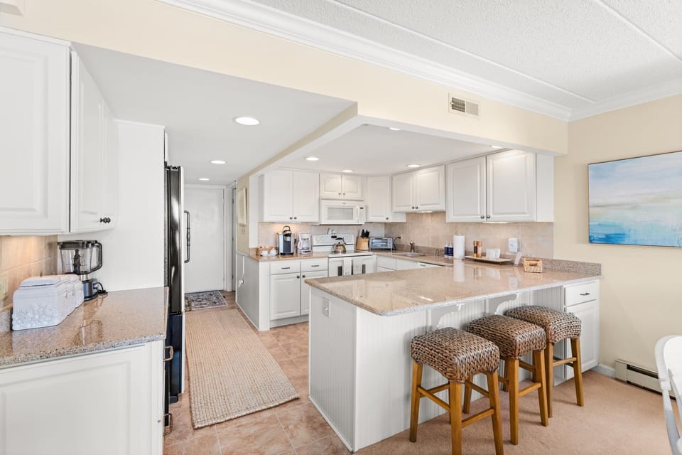 Fully equipped kitchen for easy meals and snacks