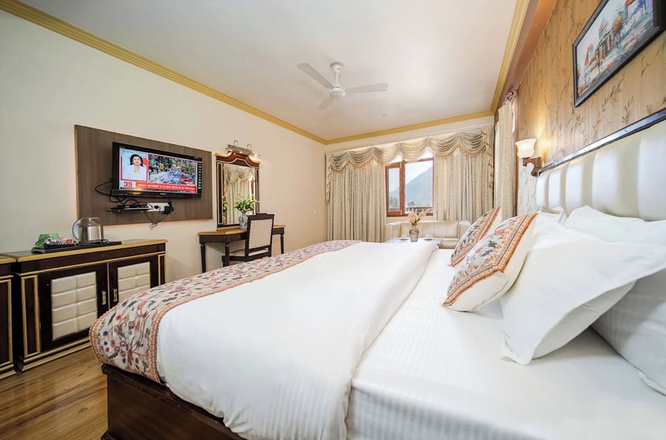 Hypo-allergenic bedding, desk, soundproofing, free WiFi