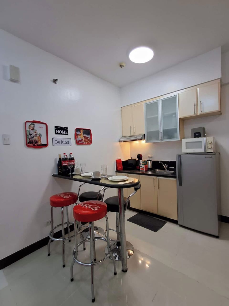 Standard Studio, 1 Queen Bed, Air conditioning, City View | In-room dining