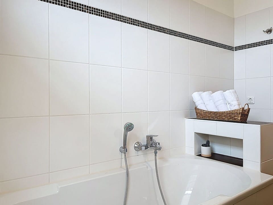 Bathroom, Plumbing Fixture, Flooring, Interior Design, Floor, White, Tap, Bathtub, Plumbing, Tile