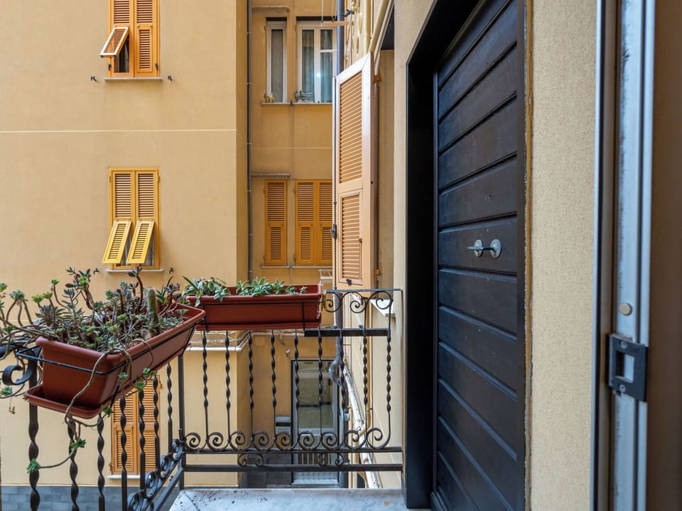 Shrub, Residential Area, Urban Design, Garden, Apartment, Hedge, Groundcover, Hacienda, Balcony, Estate